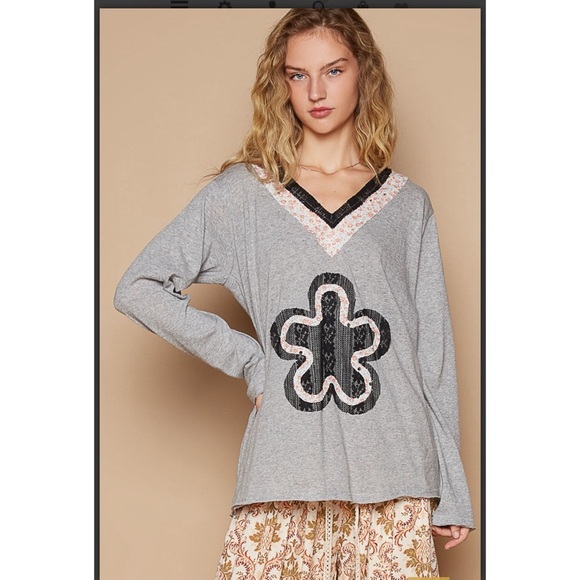 299 🩶POL. Gray V-Neck Long Sleeve Top with Black Floral Design - Picture 1 of 5